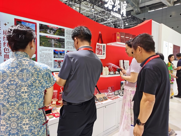 3、觀眾參觀四渡赤水紀念館文創產品 。 習水縣融媒體中心供圖.jpg