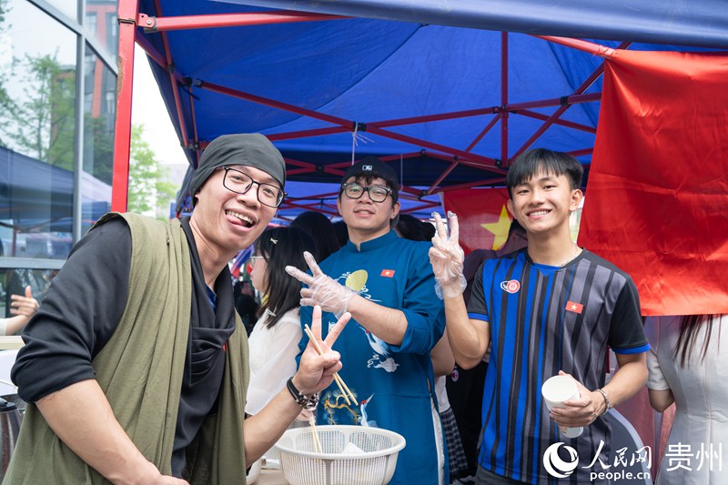 留學生參加國際美食嘉年華活動。人民網 陽茜攝