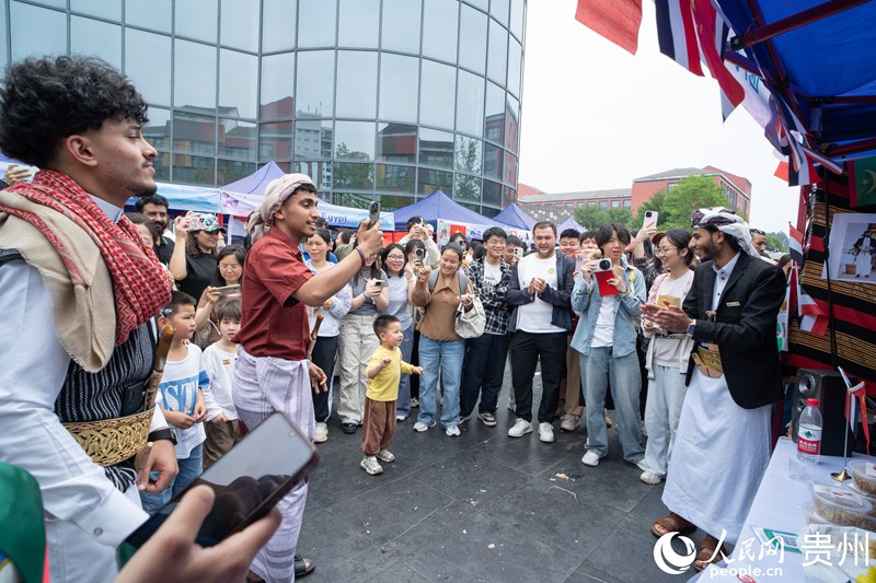 留學生參加國際美食嘉年華活動。人民網 陽茜攝