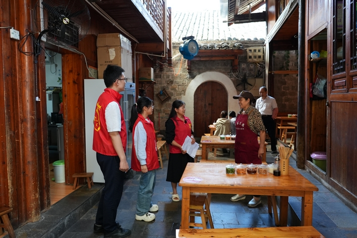 “古巷管家”走訪入戶宣傳。