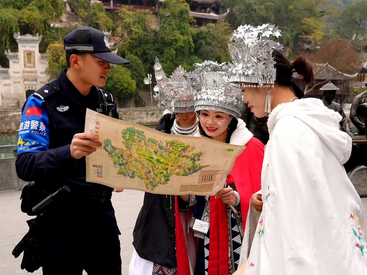 鎮遠旅游警察貼心為游客服務。