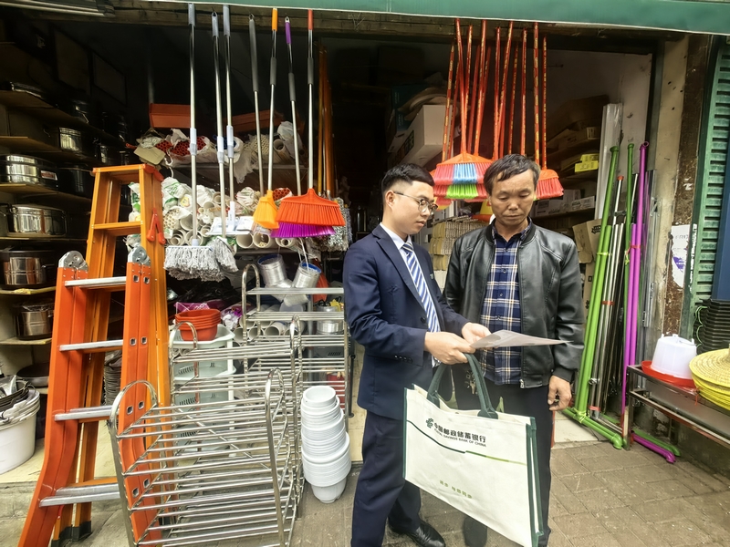 為商戶講解創業擔保貸款政策。