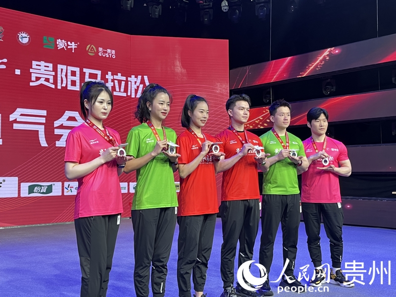 2025貴陽馬拉松獎牌及服裝展示。人民網 陳潔泉攝