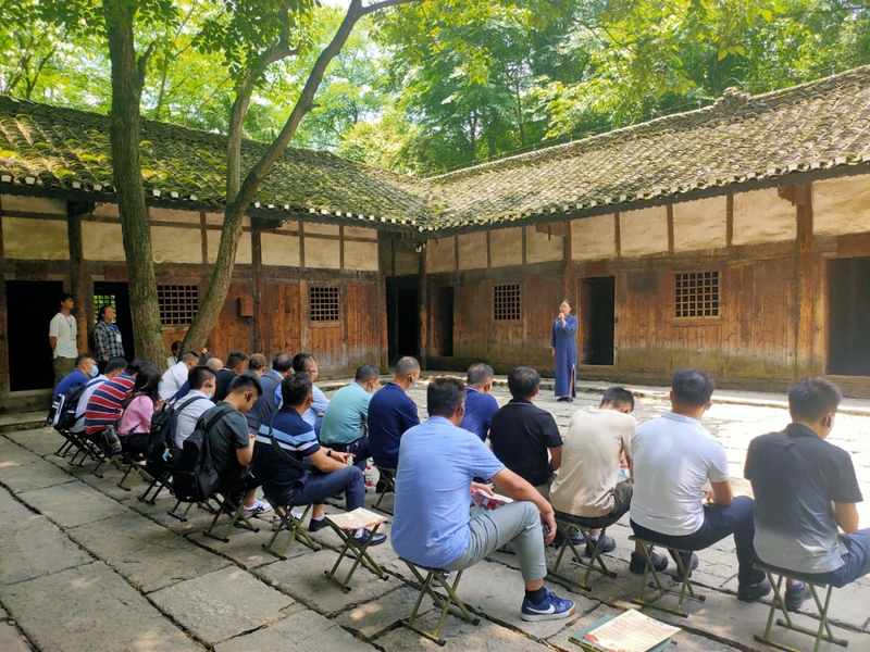 息烽集中營革命歷史紀念館正在上演《我叫張露萍》情景劇。