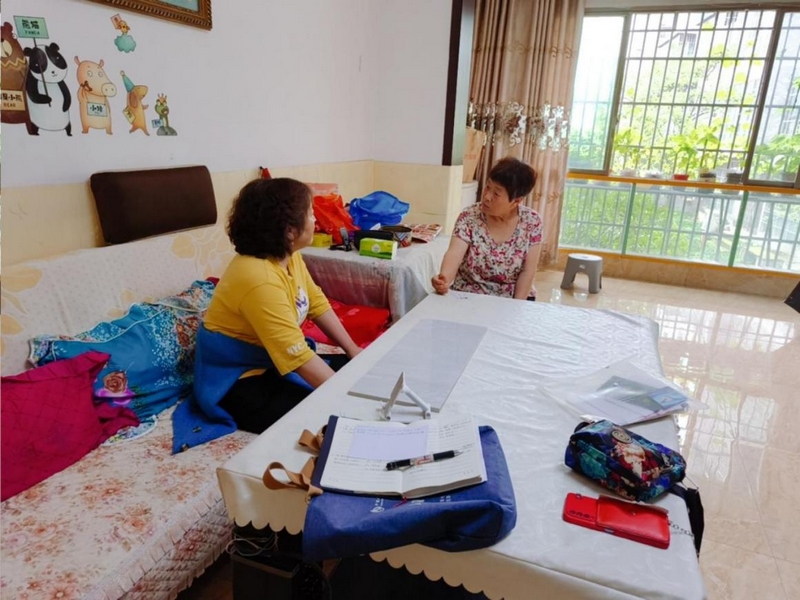 新華社區工作人員孫仲毅走訪轄區居民。