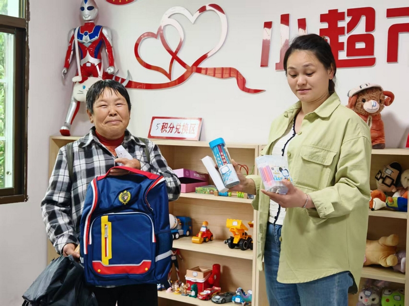 村民到興隆村“積分超市”兌換禮品。