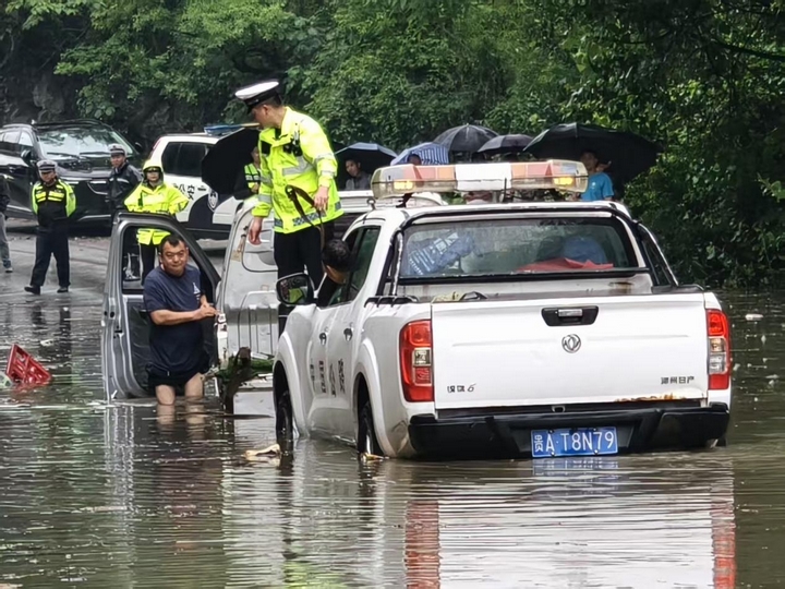 息烽縣公安交警民警救助受困車輛.jpg