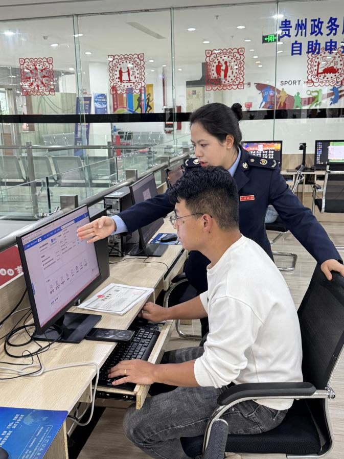 稅務人員輔導納稅人進行申報。張貴鳳攝