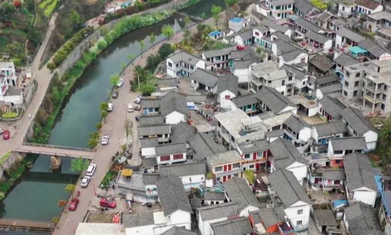 貴州盤州：小村莊拿了個國家獎         盤州市麻郎垤村堅持以社會主義核心價值觀的價值遵循為基準，凝聚向上、向善、向美的鄉村正能量，推動文明鄉風、經濟發展、基礎設施、民族文化、生態環境等工作取得顯著成效，特別是其文明和諧的鄉風民風成為全國文明村建設的典范……