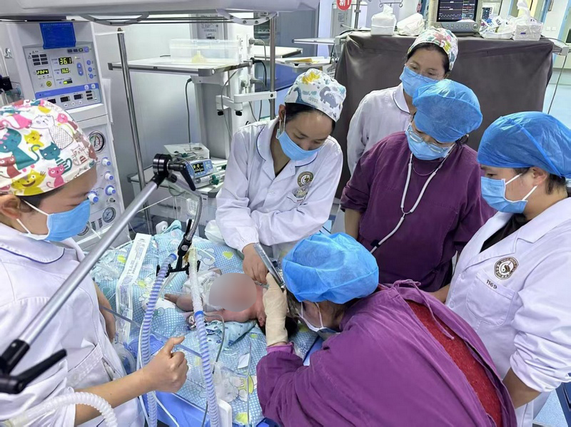 貴醫附院新生兒科幫扶專家與甕安縣中醫醫院醫生一起搶救新生兒。
