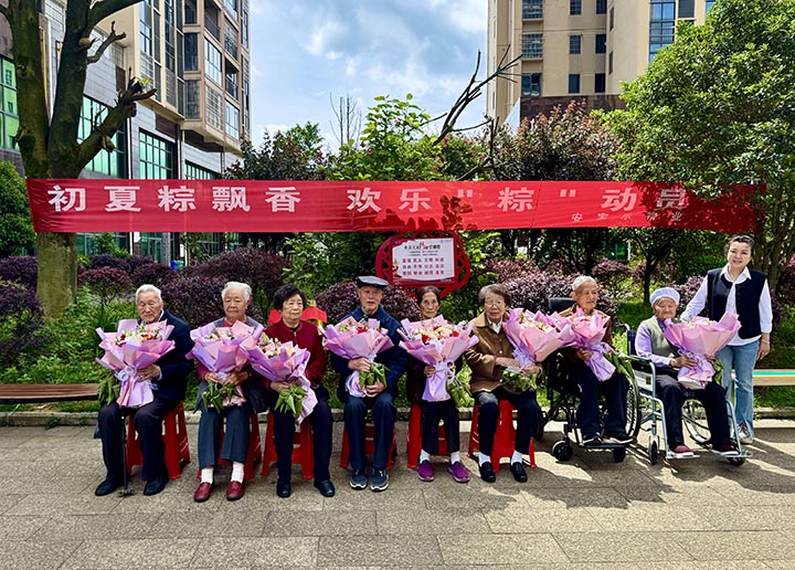 鄰里老少同樂迎雙節。