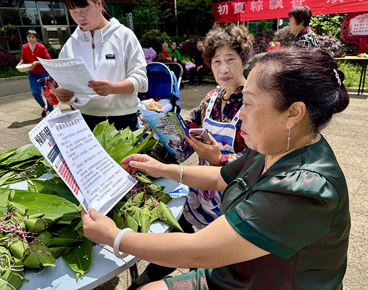 鄰里老少同樂迎雙節。