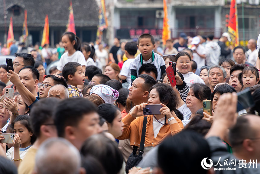 賽龍舟文化節的陸上游行現場。人民網記者 涂敏攝