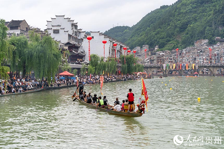 賽龍舟文化節的傳統龍舟賽現場。人民網記者 涂敏攝
