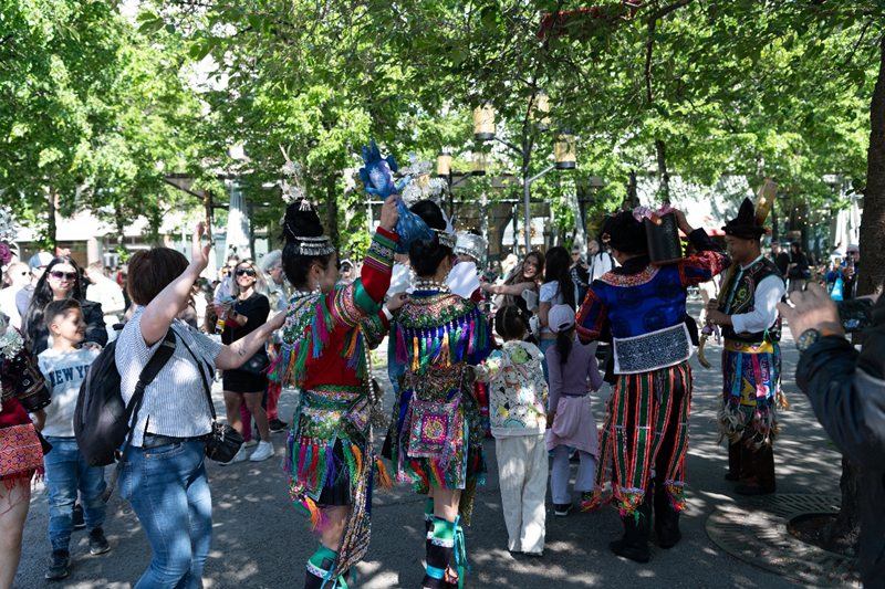 多彩貴州“快閃”吸引市民互動體驗。