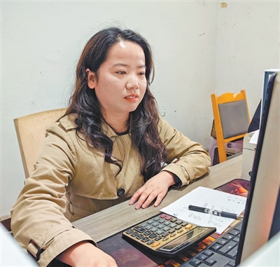 周金菊在處理工作。本報記者 程 煥攝