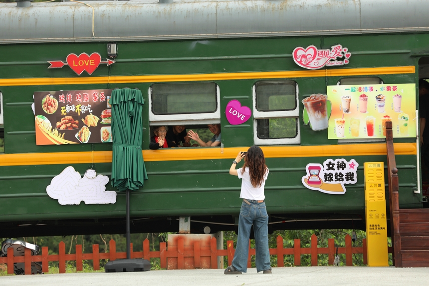 游客在龍里河大橋橋頭打卡合影。