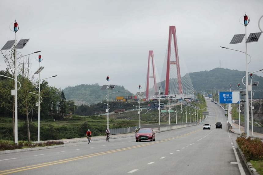 騎手穿越龍里河大橋。