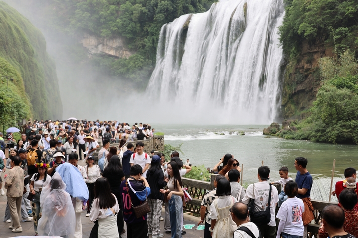 黃果樹旅游景區在端午期間迎來旅游小高峰.jpg