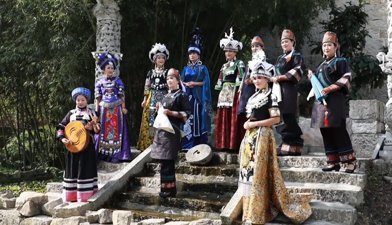 布依族女孩。