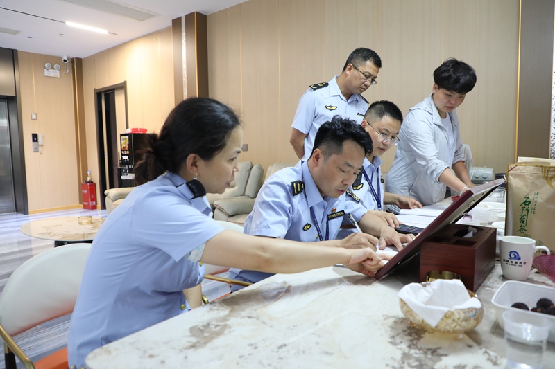 圖為工作人員進行特種設備檢查現場。