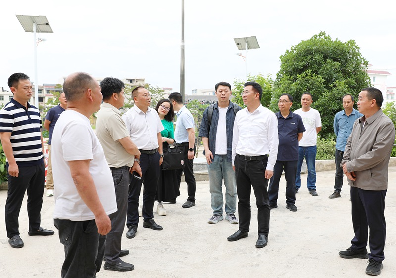 與當地干部溝通交流。