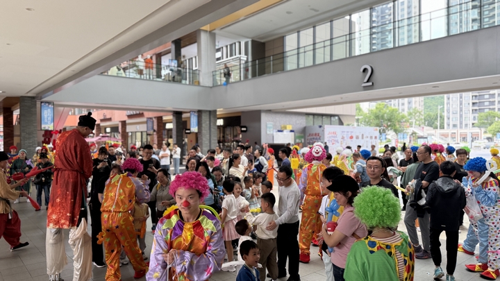 貴陽杉杉奧萊小丑巡游  李錦明攝.jpg