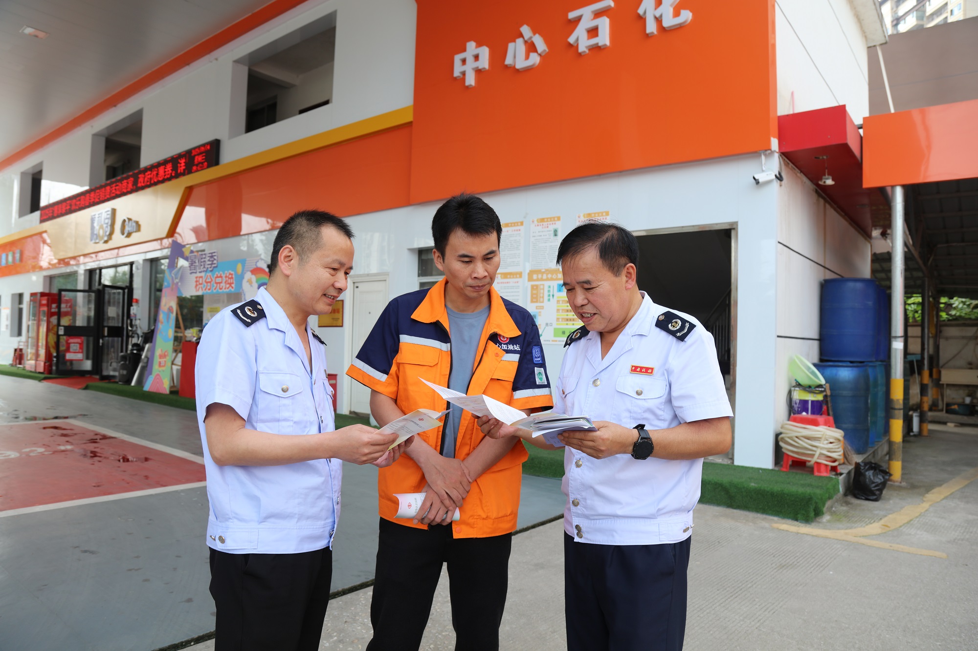 向納稅人宣傳輔導涉稅政策。