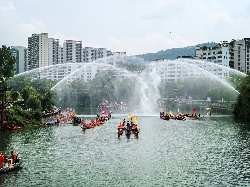龍舟游江。張欣攝