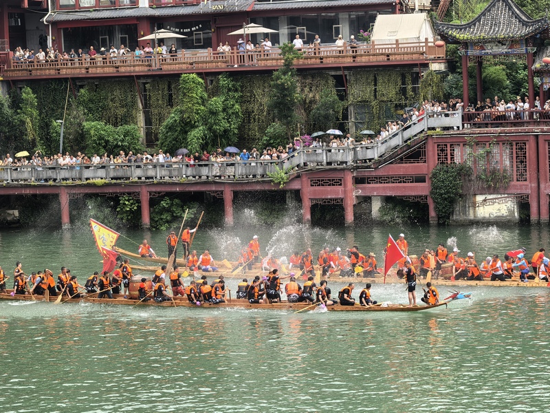 龍舟游江。張欣攝
