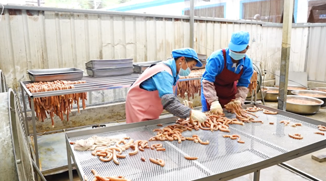 工人正在腌制小腸。