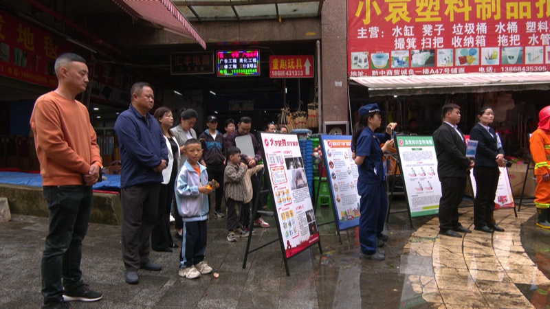 引導樓內人員有序疏散。