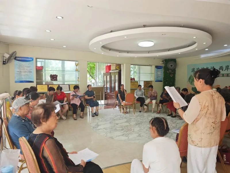 中天花園小區老人們在大營路街道綜合文化服務站的“幸福社”多功能廳排練唱歌。