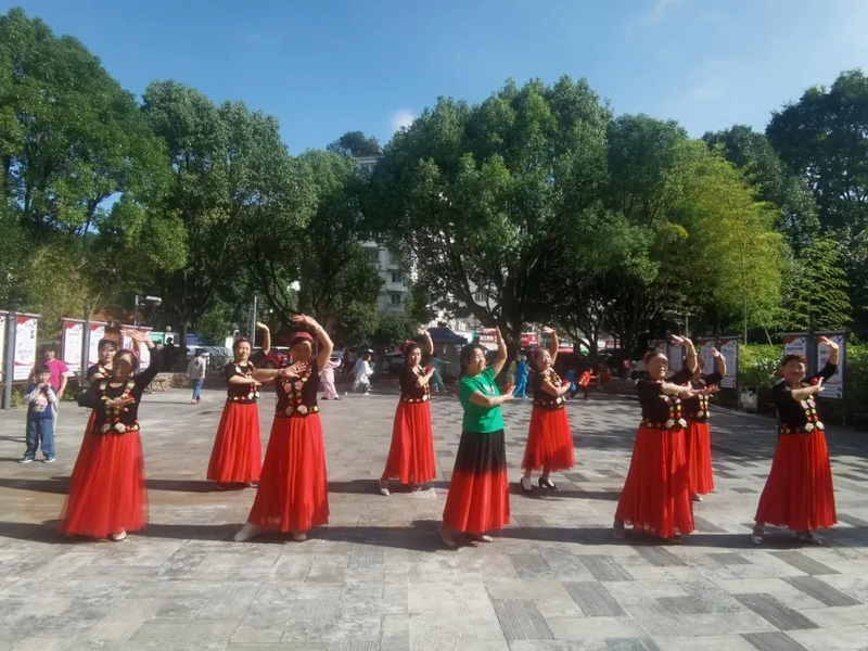 中天幸福社居民在中天花園小區的廣場上排練舞蹈。