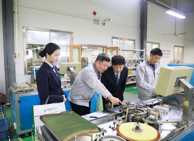 郵儲銀行黔東南州分行客戶經理走訪科技型企業。