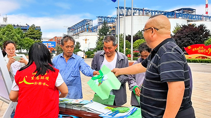 發放環保宣傳資料。