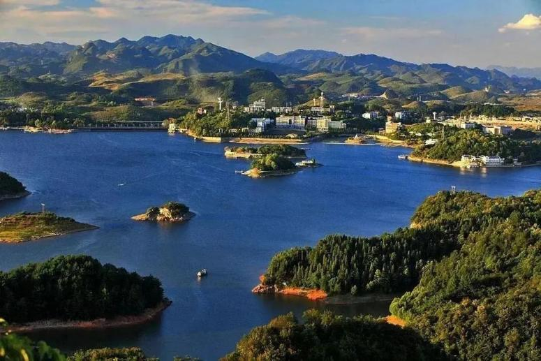 清鎮紅楓湖景區。