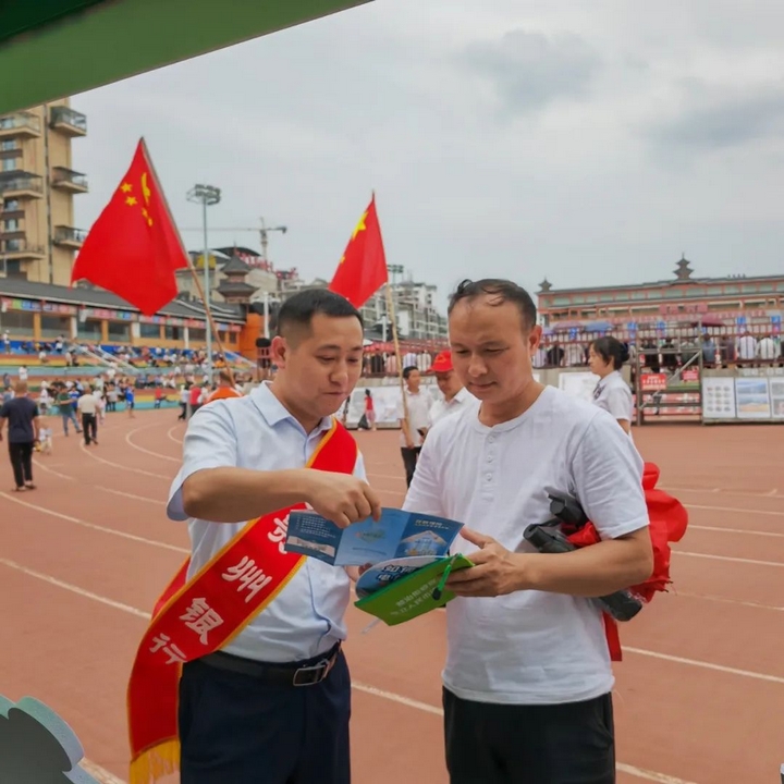 開展“存保十年 守護萬家”主題宣傳活動現場.jpg