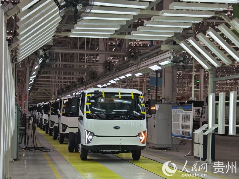 貴州長江汽車公司總裝車間一隅。人民網 黃小桃攝.jpg