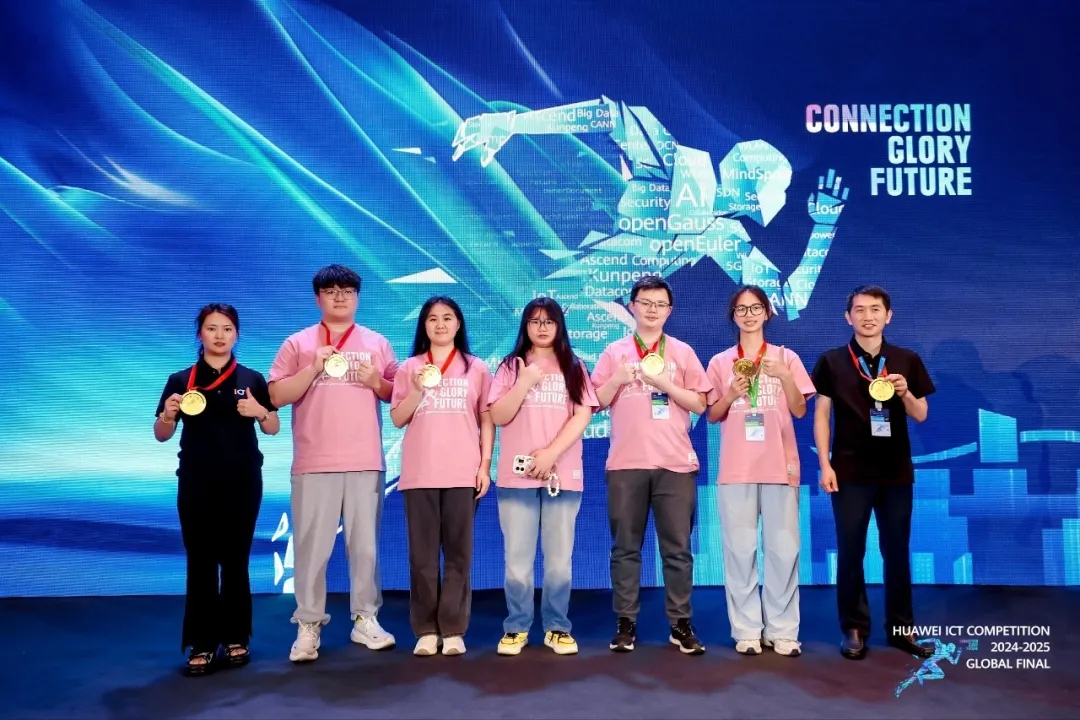 貴州工商職業學院代表隊與貴州大學代表隊合影。