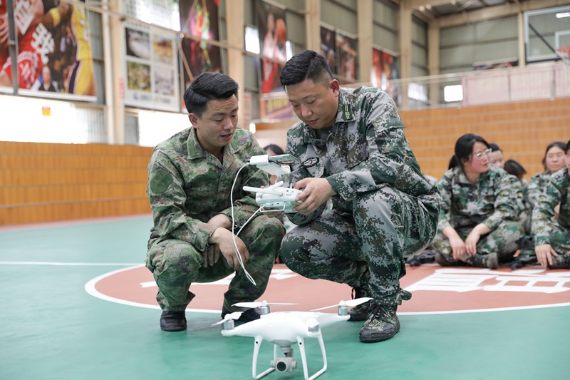 青龍街道組織干部學習無人機操作使用。廖槐花攝