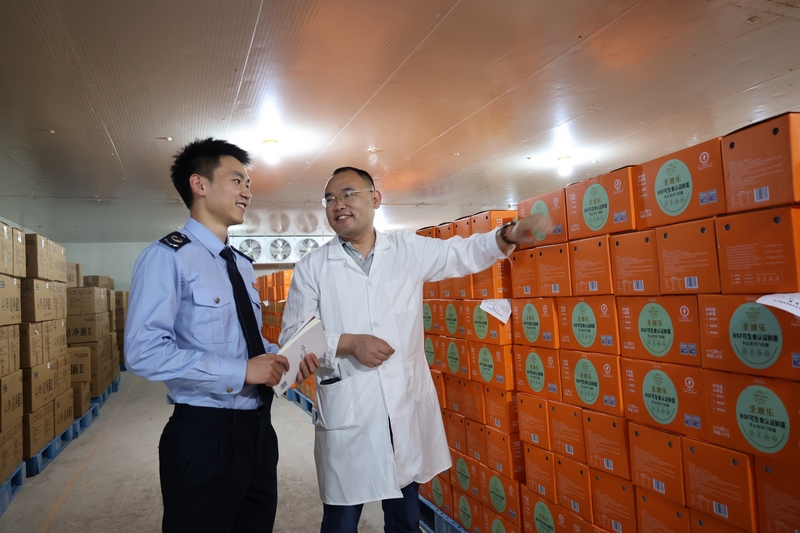 畢節市高新稅務分局干部在貴州圣迪樂村生態食品有限公司走訪，調研粵港澳大灣區‘菜籃子’生產基地小微企業生產銷售情況。楊蝶攝