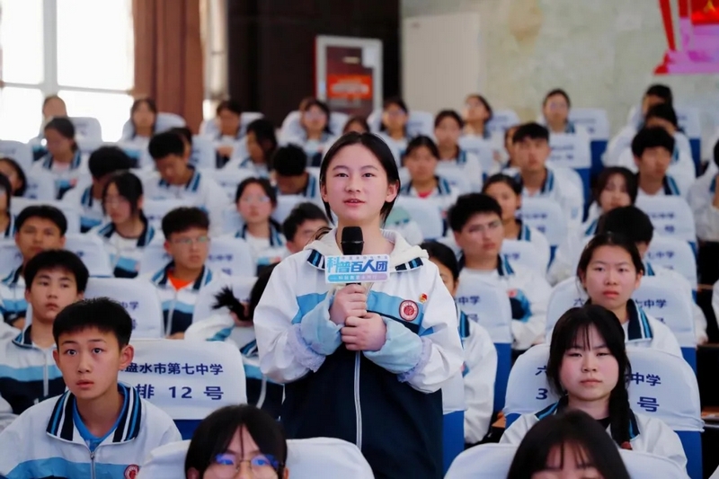 學生互動提問。