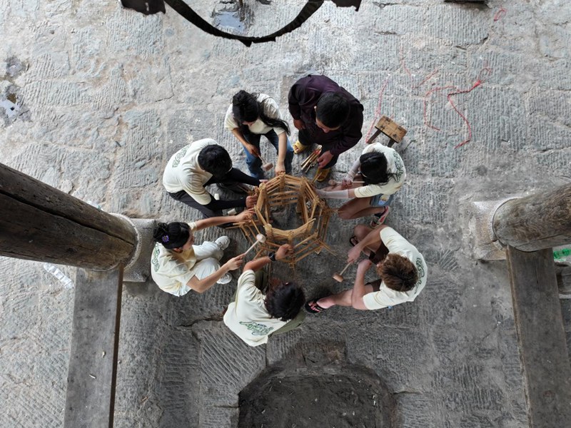 嘉賓們跟著侗族掌墨師陸德懷學習搭建鼓樓。