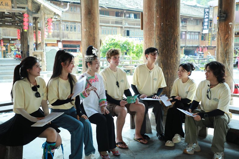 嘉賓們跟著侗族大歌國家級傳承人楊正蓮學習多聲部合唱。