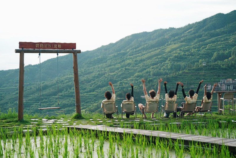 嘉賓們在廈格侗寨梯田邊休息打卡。
