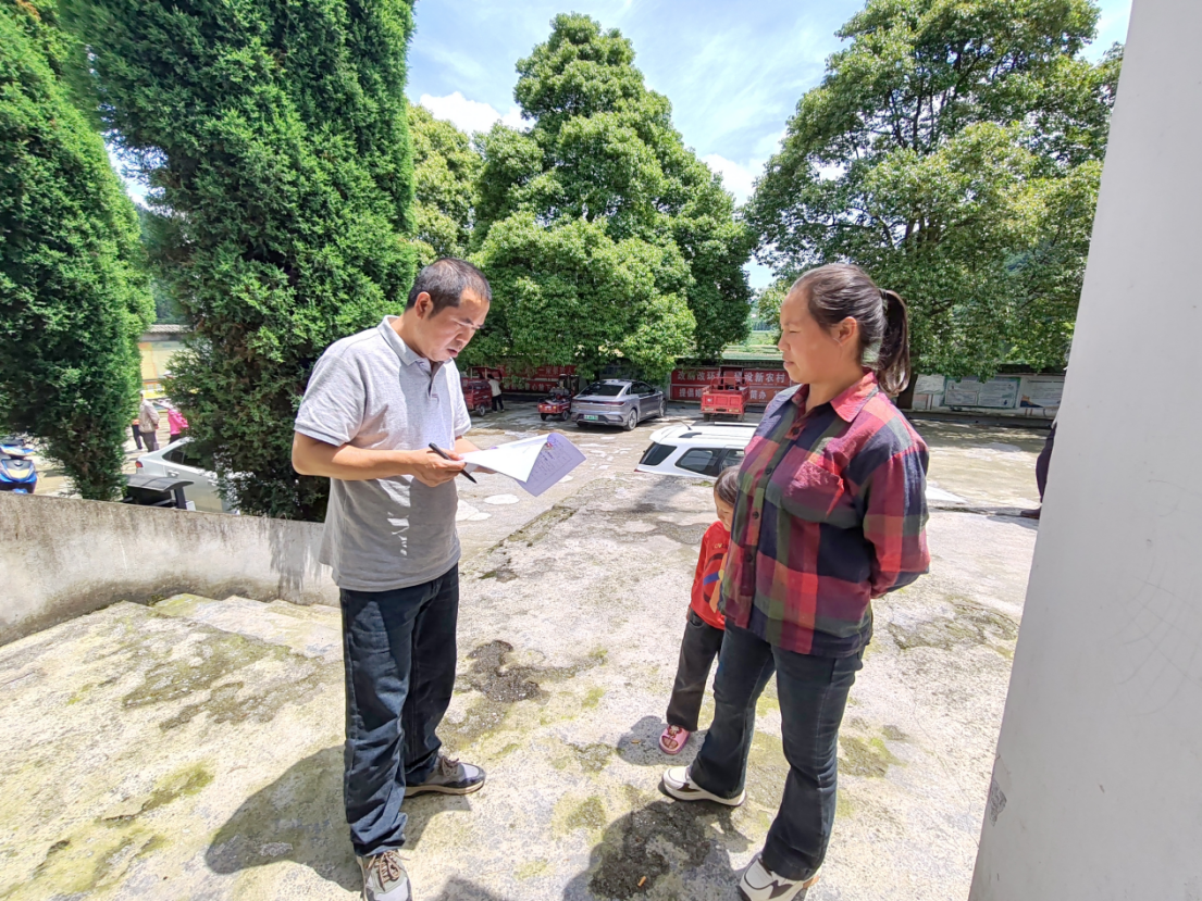 3、息烽縣石硐鎮黨員干部在新寨村田壩組開展群眾走訪，了解民情需求。