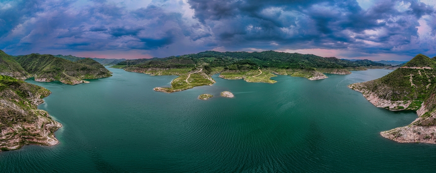 2025年6月14日，在黔西市五里鄉桐山村拍攝的支嘎阿魯湖風光。