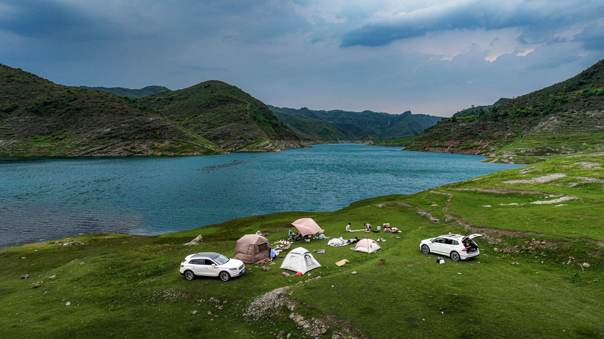 2025年6月14日，游客在黔西市五里鄉桐山村境內的支嘎阿魯湖畔休閑觀光。