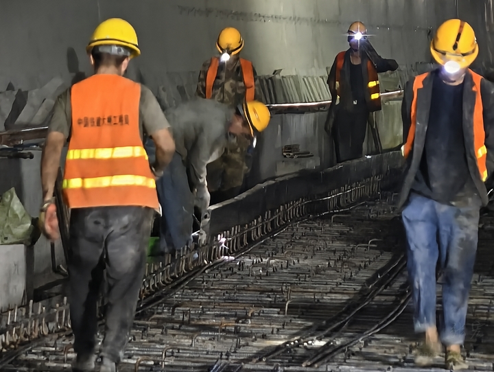 毫米級精度筑造高鐵底盤！盤興鐵路無砟道床施工沖刺收官。